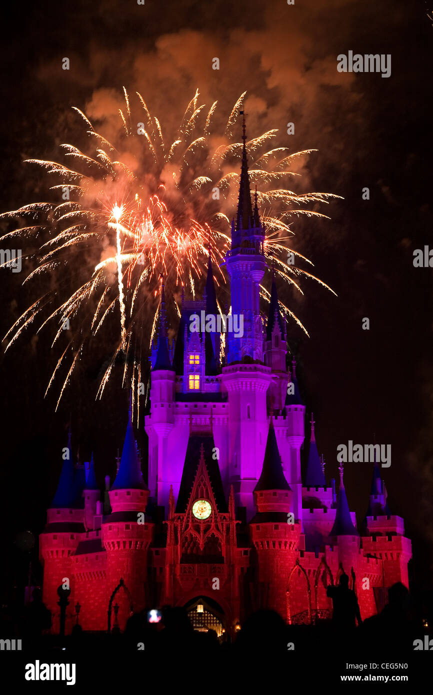 Spectacle de feux d'artifice au-dessus du château de La Belle au bois dormant à l'heure de clôture, Disneyworld, Orlando, Floride, USA Banque D'Images