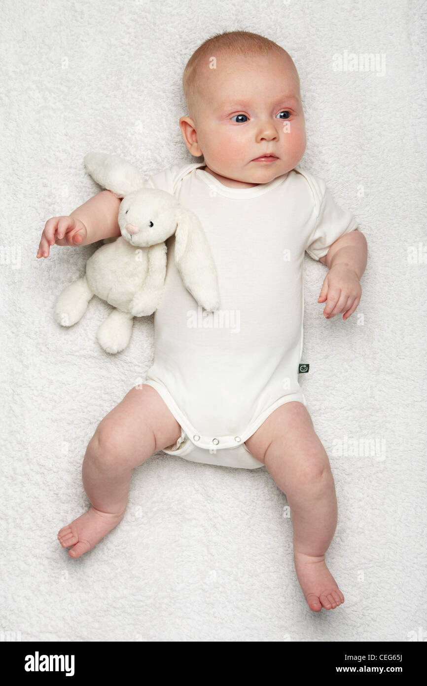 Bebe Portant Veste Blanche Avec Doudou Lapin Avec Autorisation Modele Photo Stock Alamy