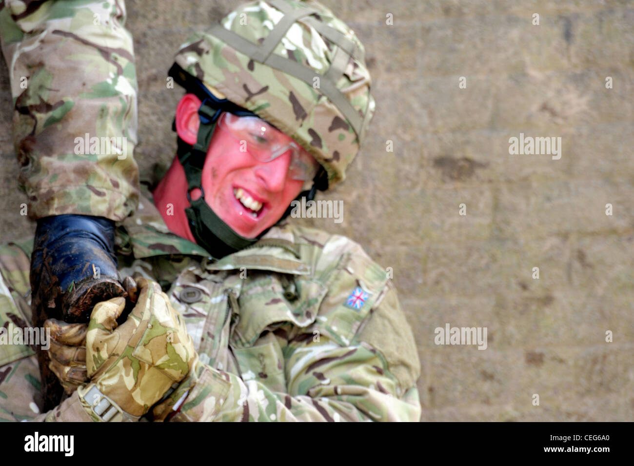 Les membres de la compagnie du prince de Galles, 1er Bataillon Welsh Guards, aller sur le parcours du combattant, février 2012 à Sennybridg Banque D'Images