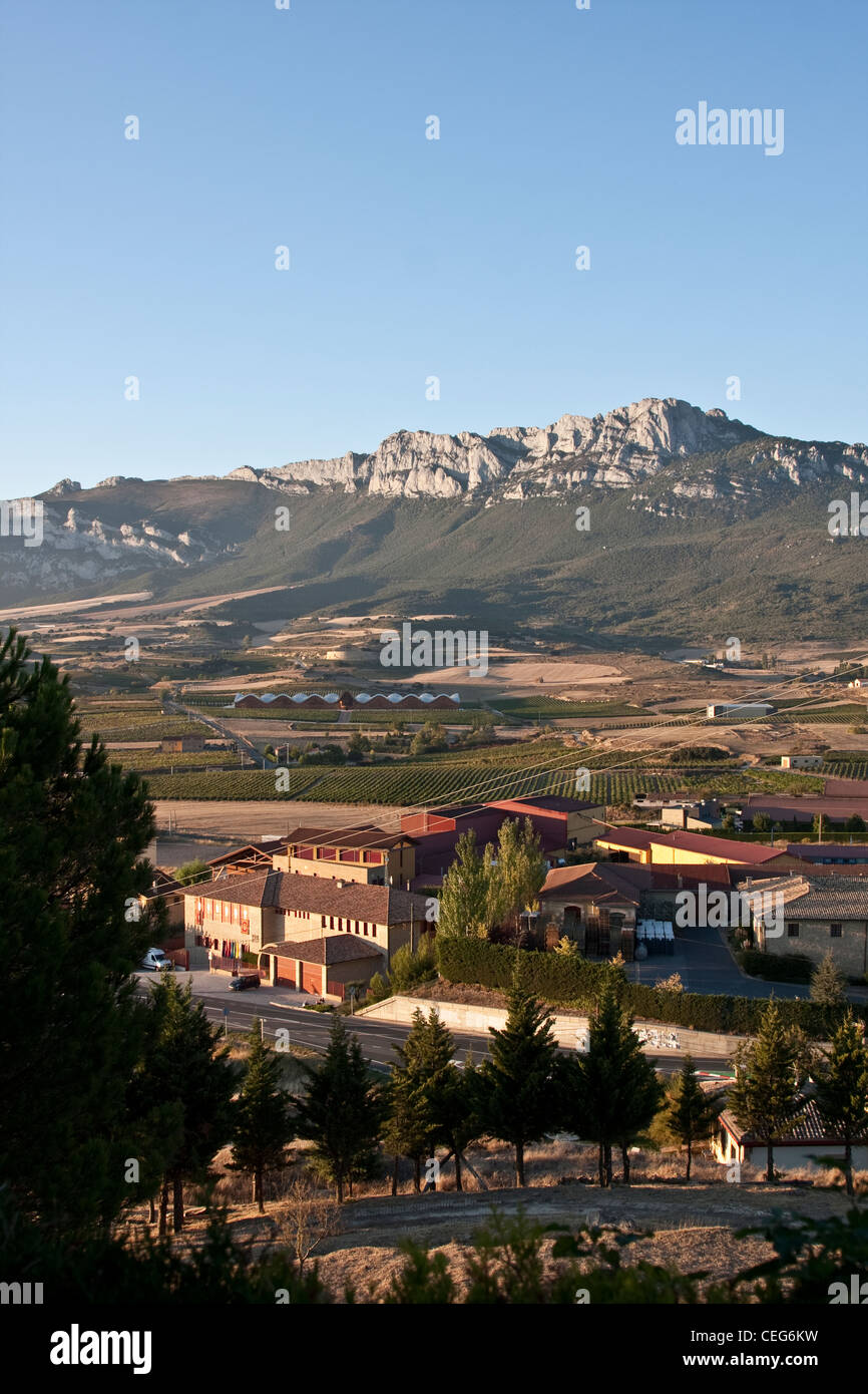 L'Alava, Laguardia, Alava, Espagne, les champs et vignobles qui entourent l'aéroport Laguardia sont dominées par les montagnes Sierra Cantabria Banque D'Images
