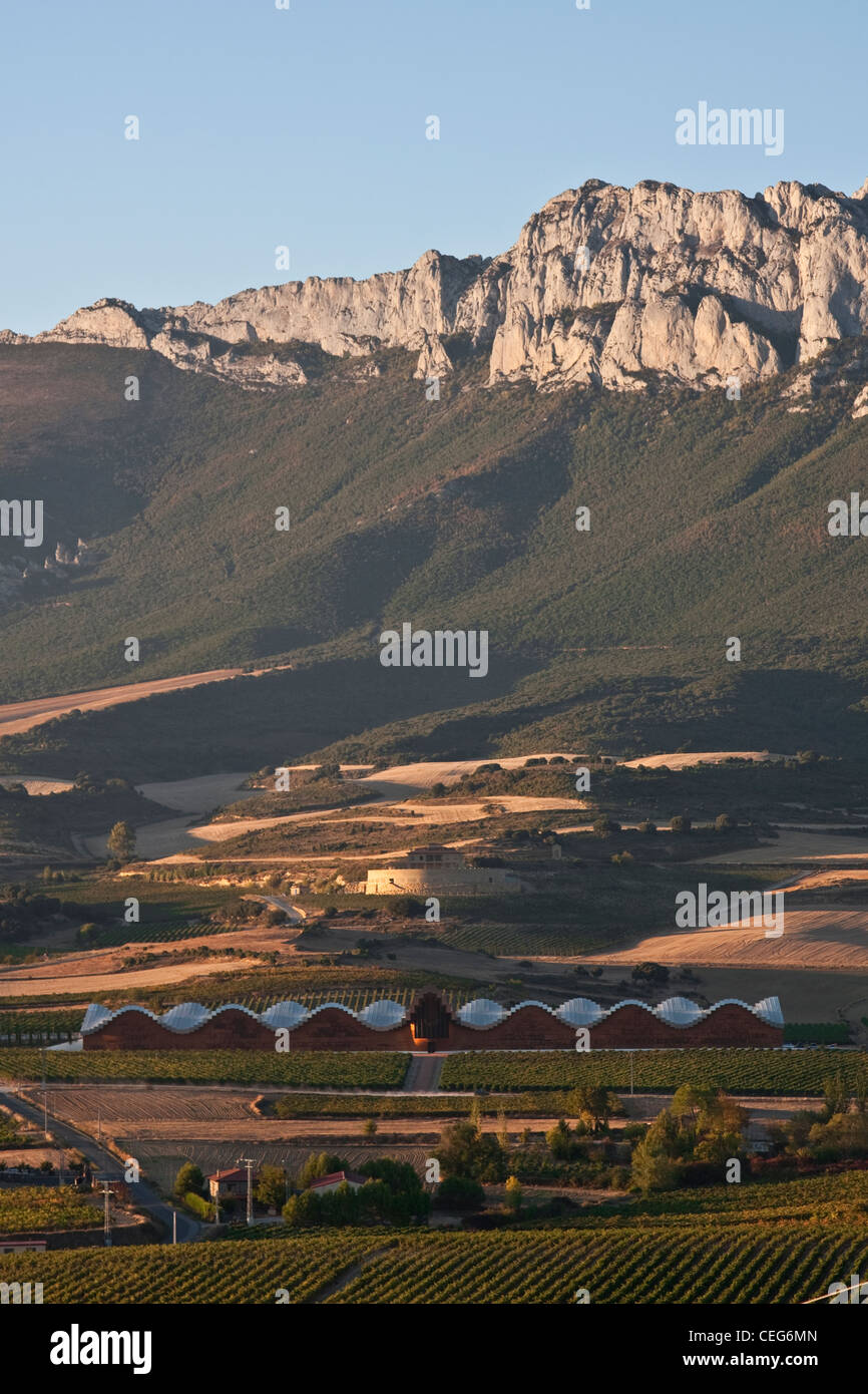 L'Alava, Laguardia, Alava, Espagne, les champs et vignobles qui entourent l'aéroport Laguardia sont dominées par les montagnes de Sierra Cantabria. Banque D'Images