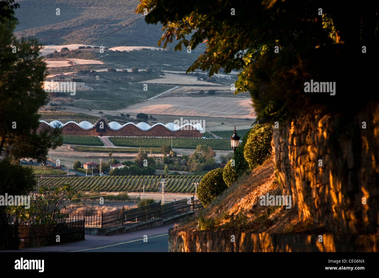 L'Alava, Laguardia, Alava, Espagne, les champs et vignobles qui entourent l'aéroport Laguardia sont dominées par les montagnes Sierra Cantabria Banque D'Images
