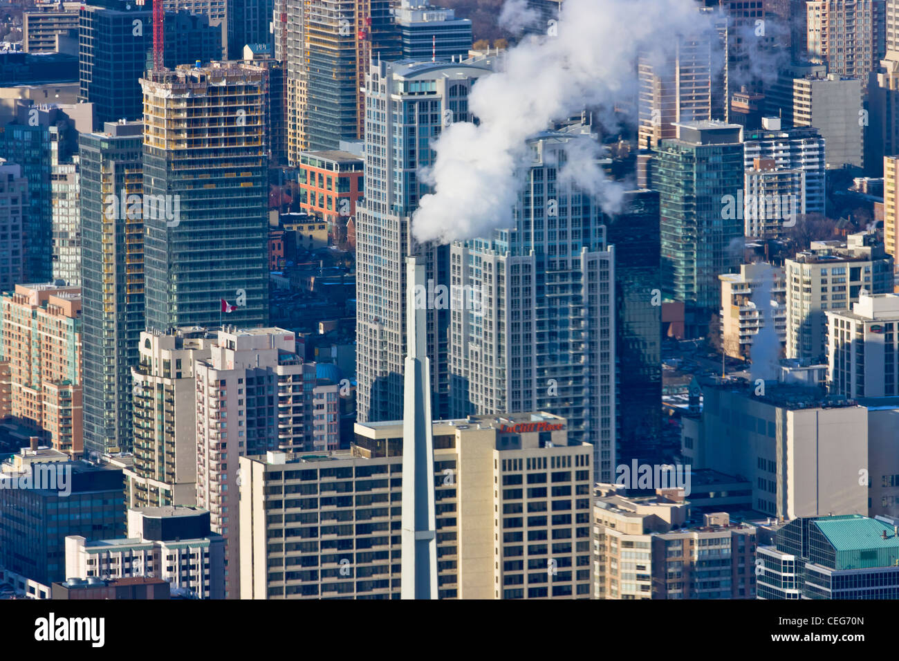 Vue aérienne du centre-ville, cheminée de fumée donnant entre les immeubles en hauteur, Toronto, Canada Banque D'Images