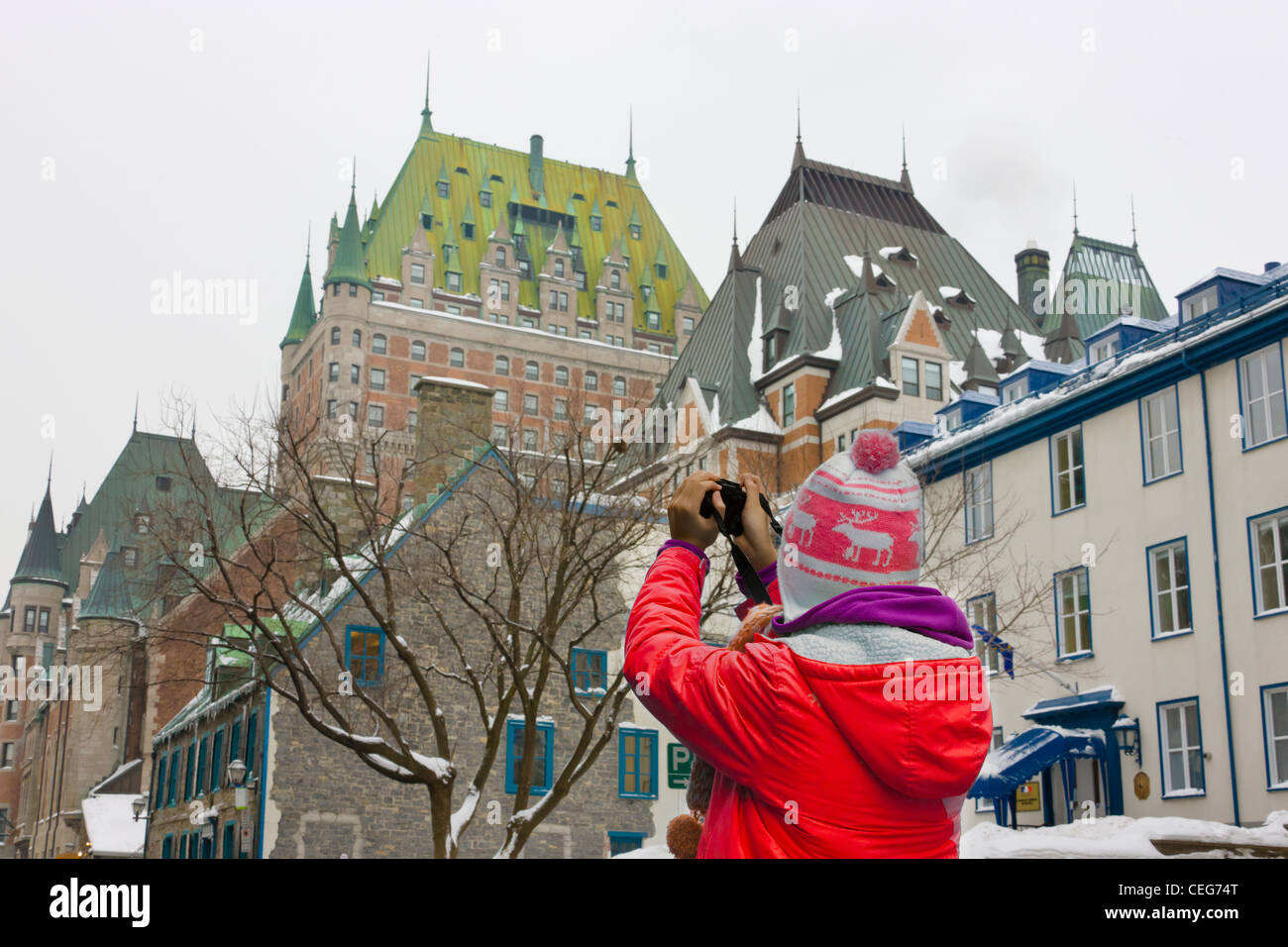 Girl photographing Fairmont Le Chateau Frontenac, Ville de Québec (site du patrimoine mondial de l'UNESCO), Canada Banque D'Images