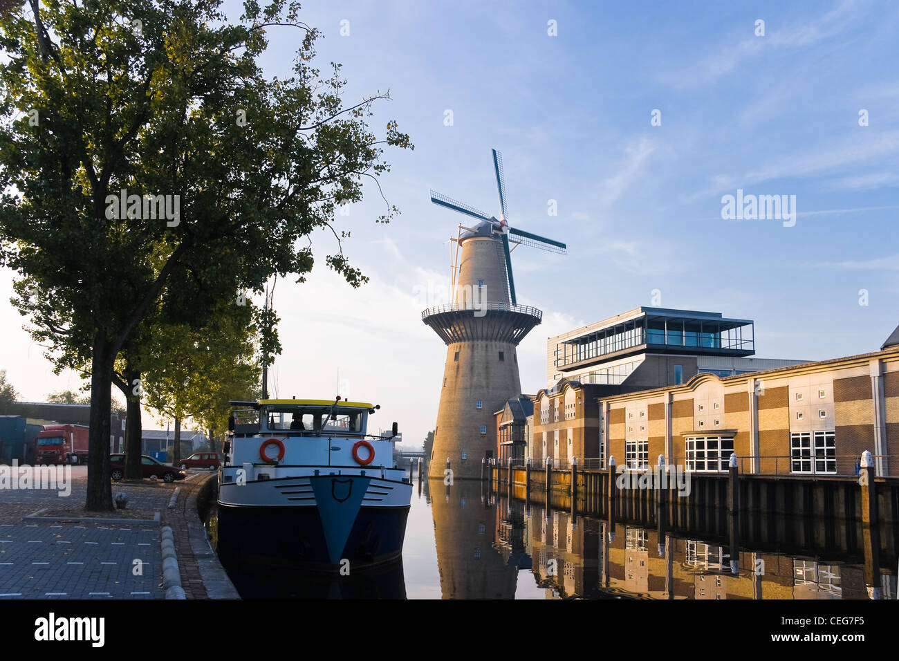 Mill et l'expédition avec la réflexion dans l'eau au lever du soleil - image horizontale Banque D'Images