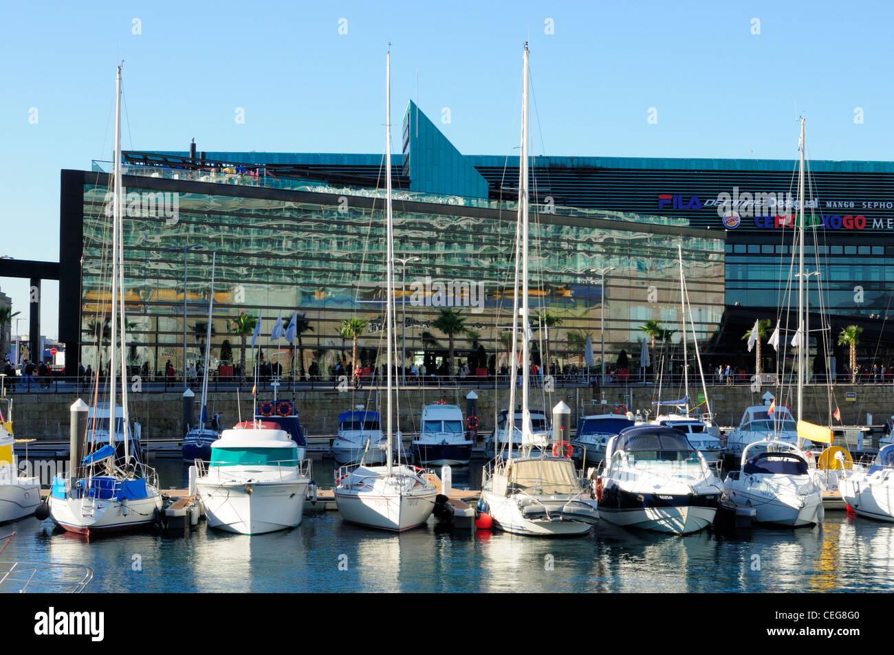 Un Laxe shopping mall et marina. Vigo, Galice, Espagne. Banque D'Images