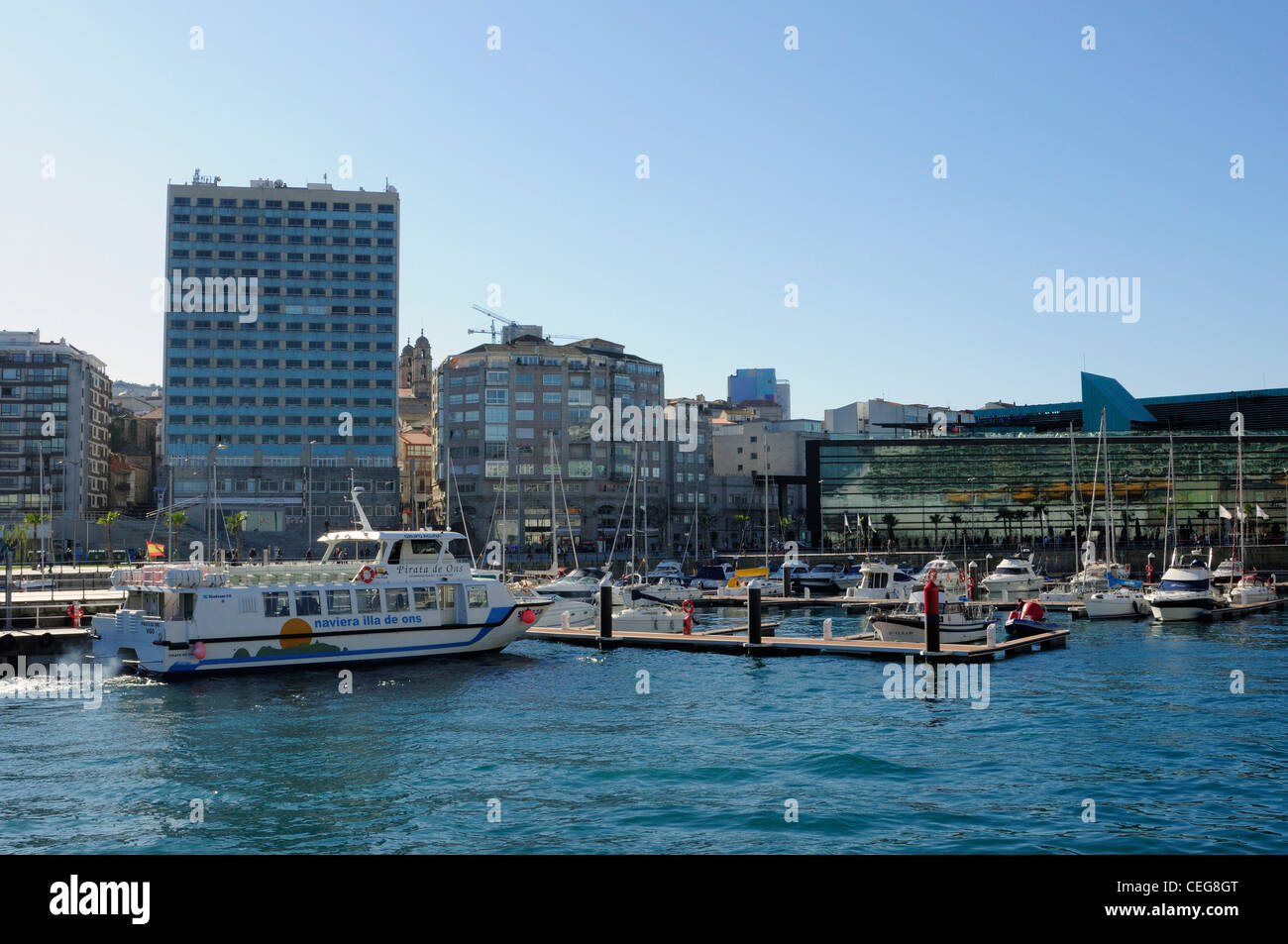 Un Laxe docks, marina et centre commercial. Vigo, Galice, Espagne. Banque D'Images