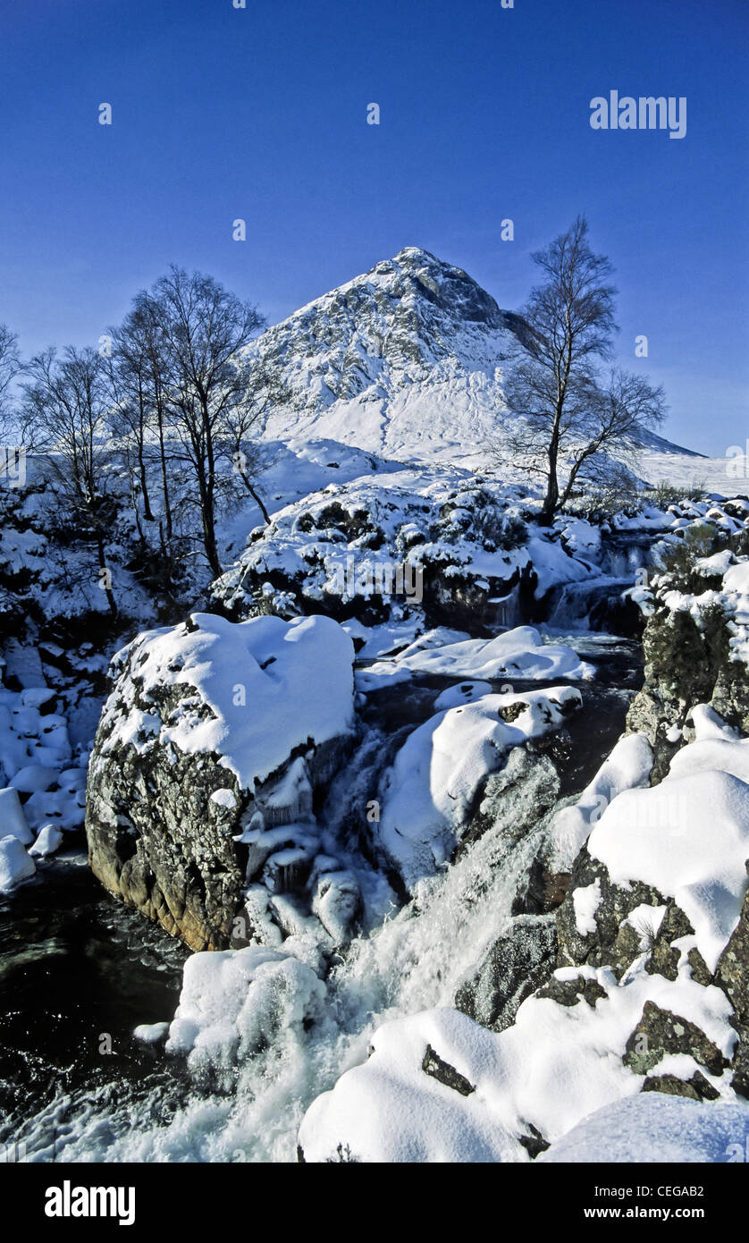 Montagne Buachaille Etive cascade à Mor de Glen Coe en Écosse lors d'une froide journée d'hiver de soleil. Banque D'Images