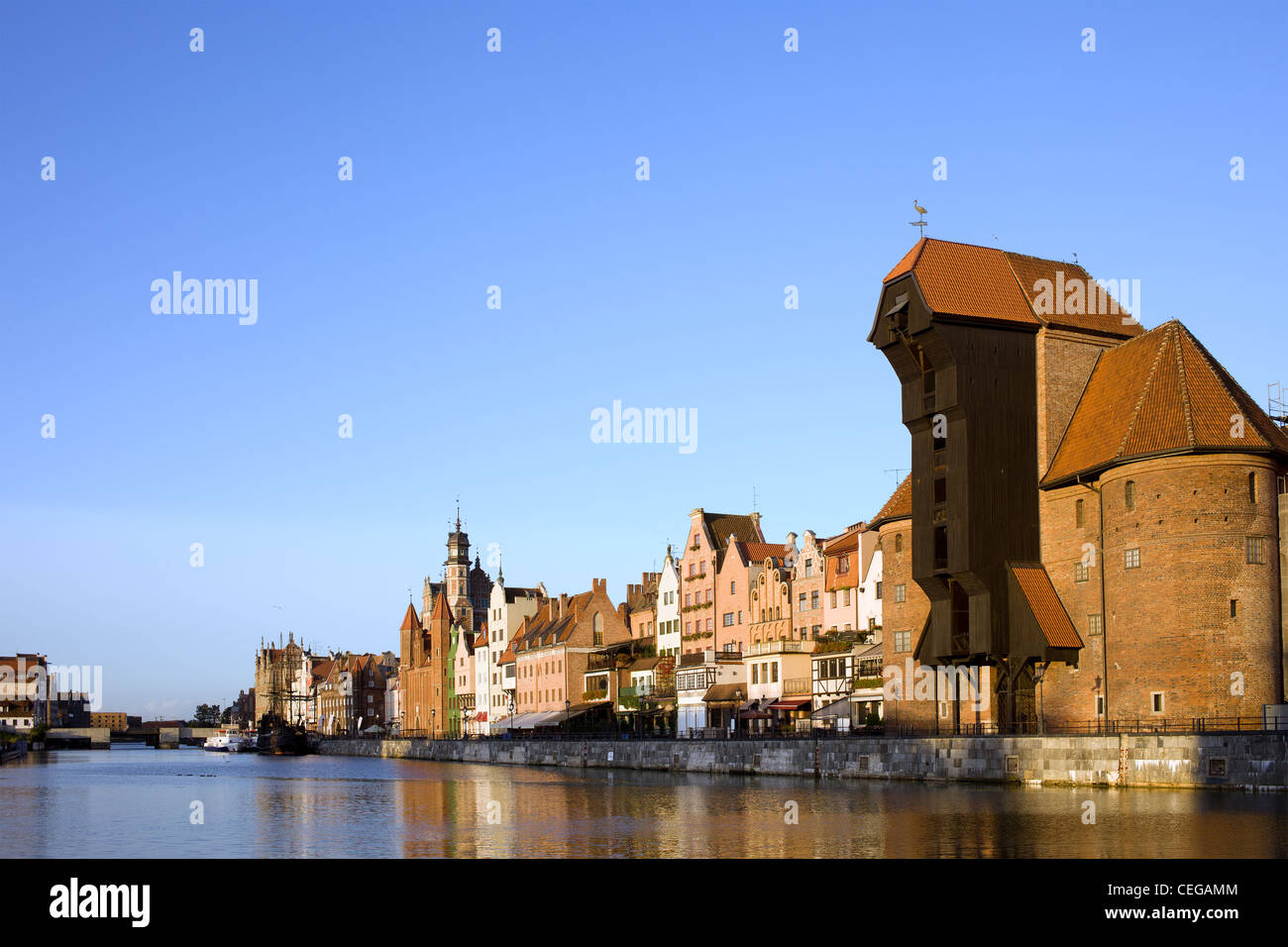 Bord de mer de la vieille ville le long de la rivière Motlawa à Gdansk, en Pologne, sur le côté droit de l'image La Grue (Polonais : Zuraw) Banque D'Images