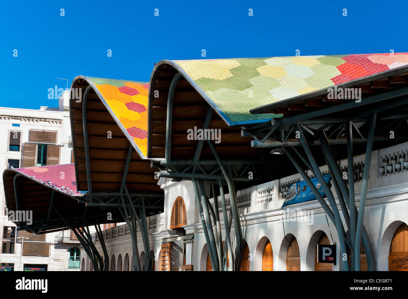 Vue sur le toit ondulant colorés,Marché de Santa Caterina (Mercat Santa Caterina), Barcelone, Catalogne, Espagne Banque D'Images