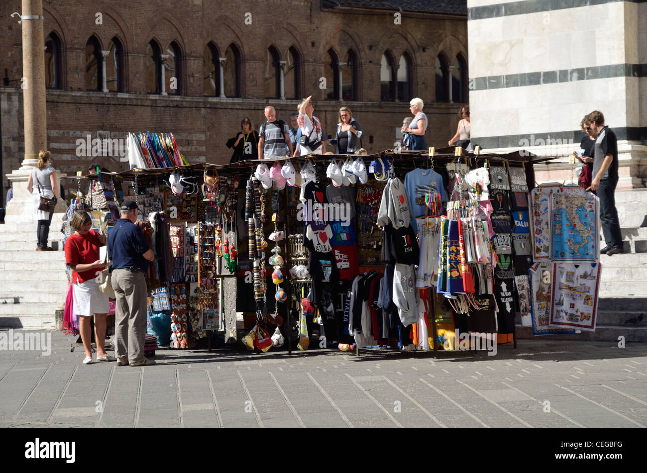 Échoppe de marché, la Piazza del Duomo, Sienne, Toscane, Italie, Europe Banque D'Images