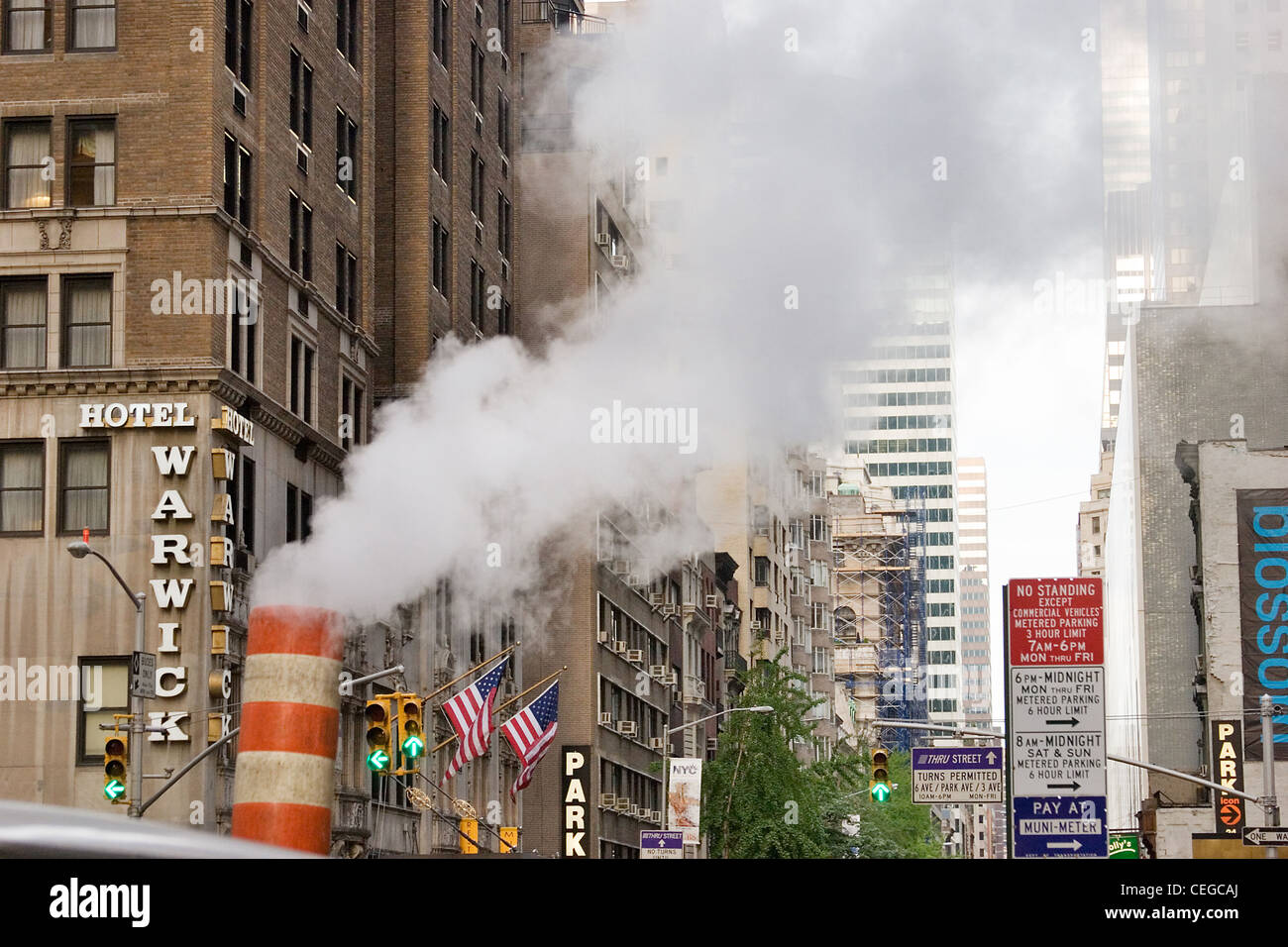 Les évents de vapeur dans la rue, New York City Banque D'Images