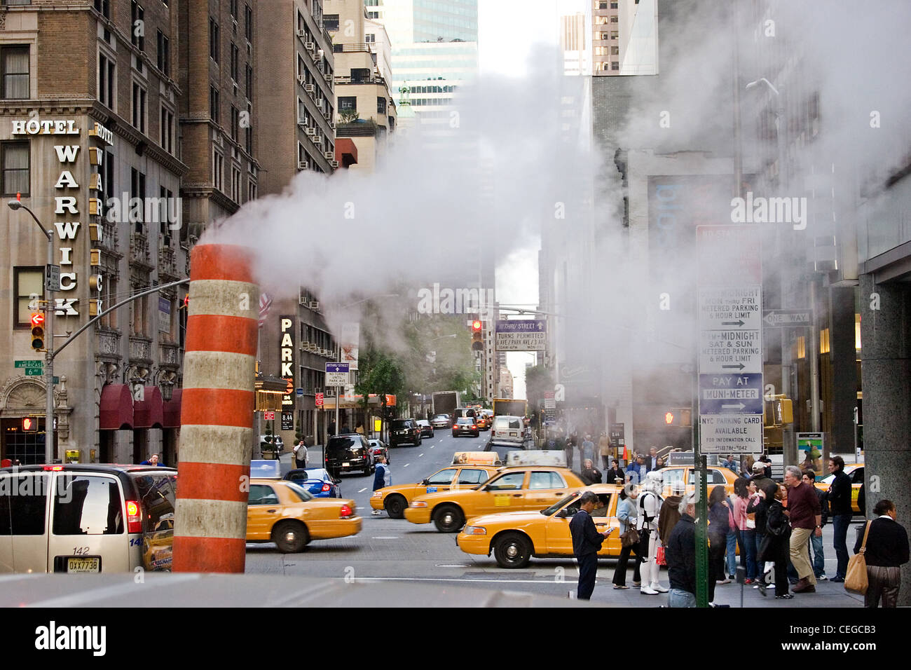 Les évents de vapeur dans la rue, New York City Banque D'Images