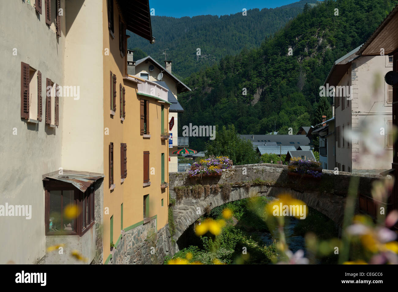 Pont de pierre sur la rivière Doron dans le village de Beaufort. Département Région Rhône-Alpes France Banque D'Images
