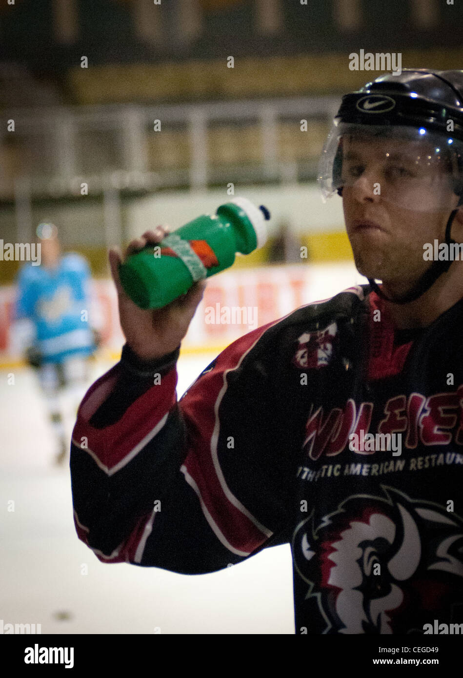 Joueur de hockey sur glace prend un verre au cours d'un jeu Banque D'Images