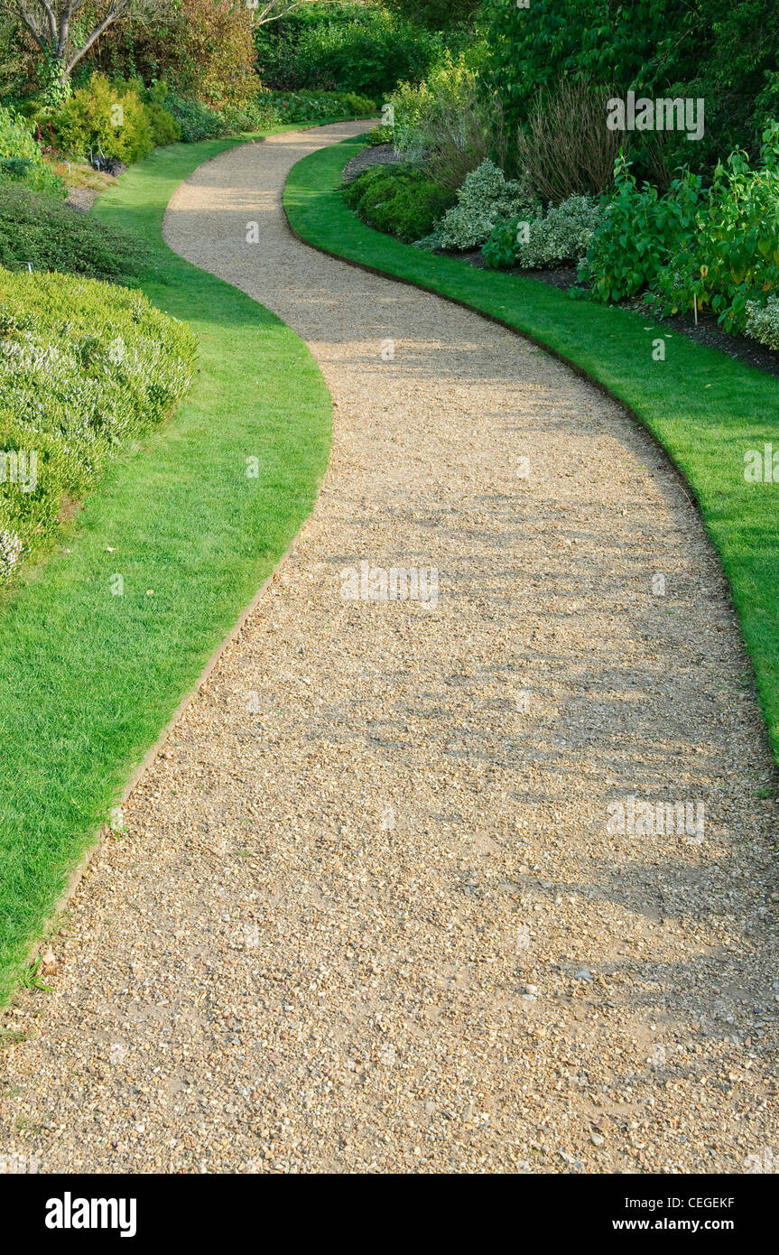 Jardin anglais sentier de gravier. North Promenade à la Cambridge University Botanic Garden Banque D'Images