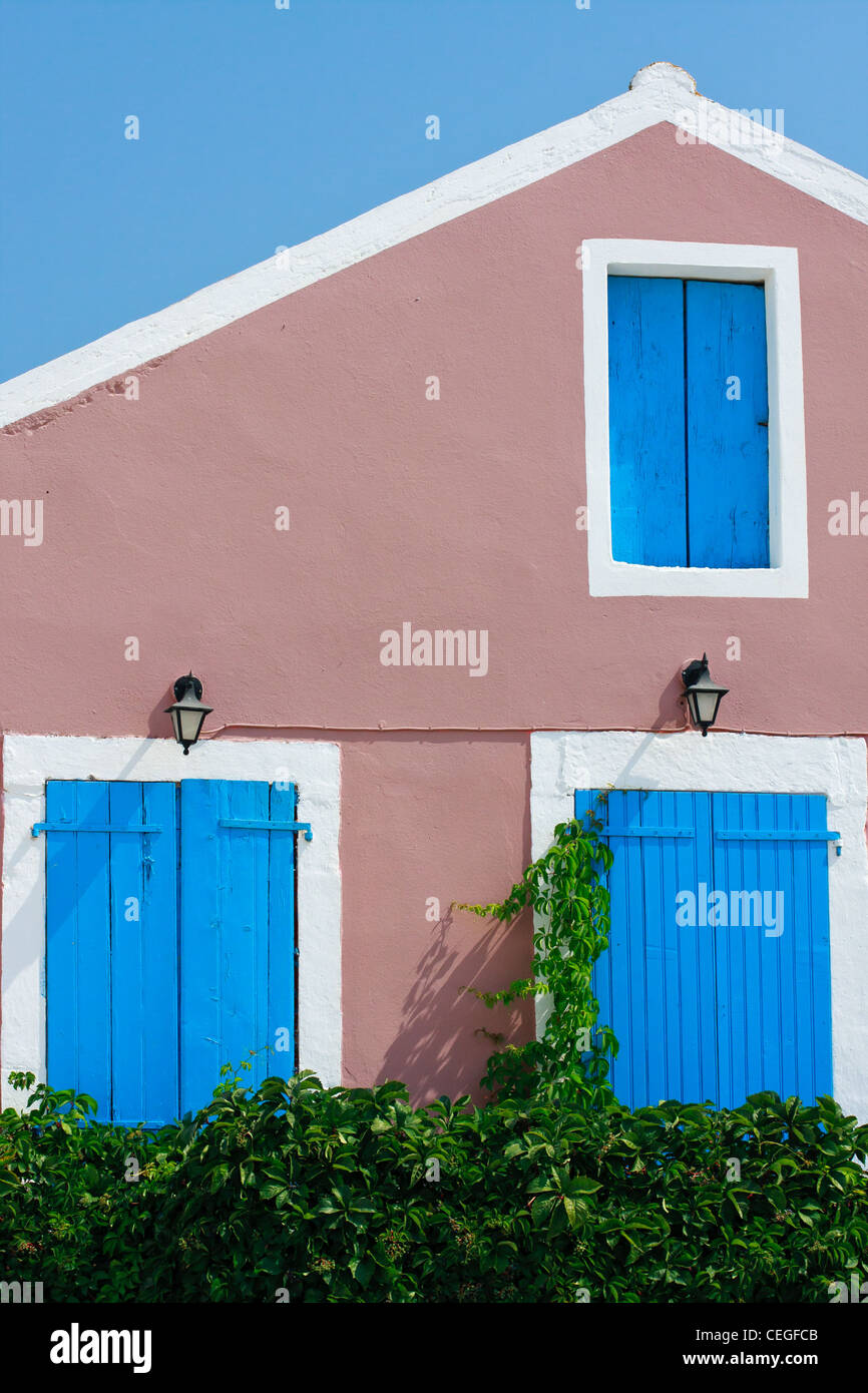 Maison de village grec traditionnel avec des fenêtres et portes bleu Banque D'Images
