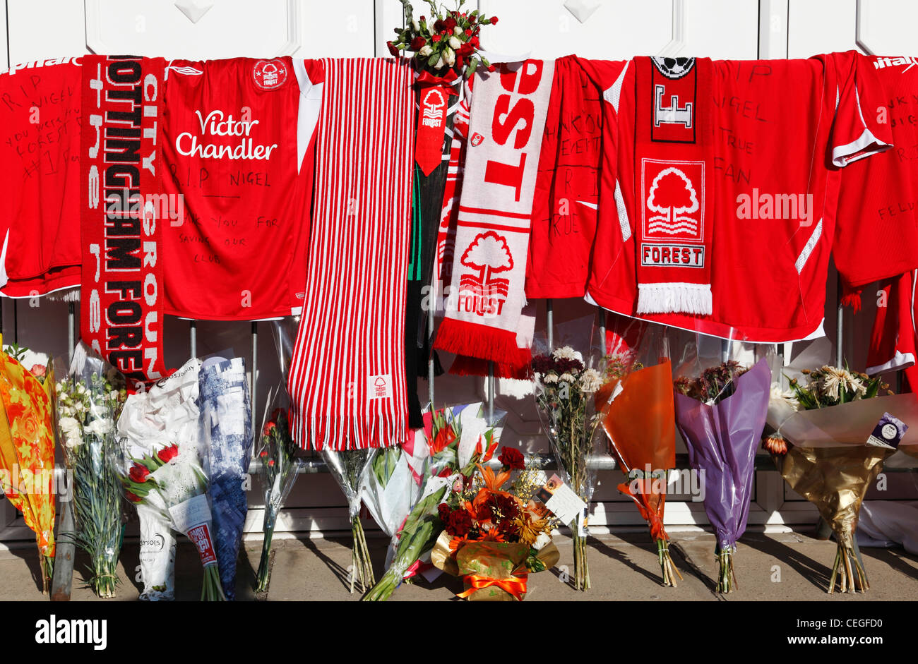 Hommages à Nottingham Forest Football Club en mémoire de propriétaire et ancien président Nigel Doughty qui est mort 4 février 2012. Banque D'Images