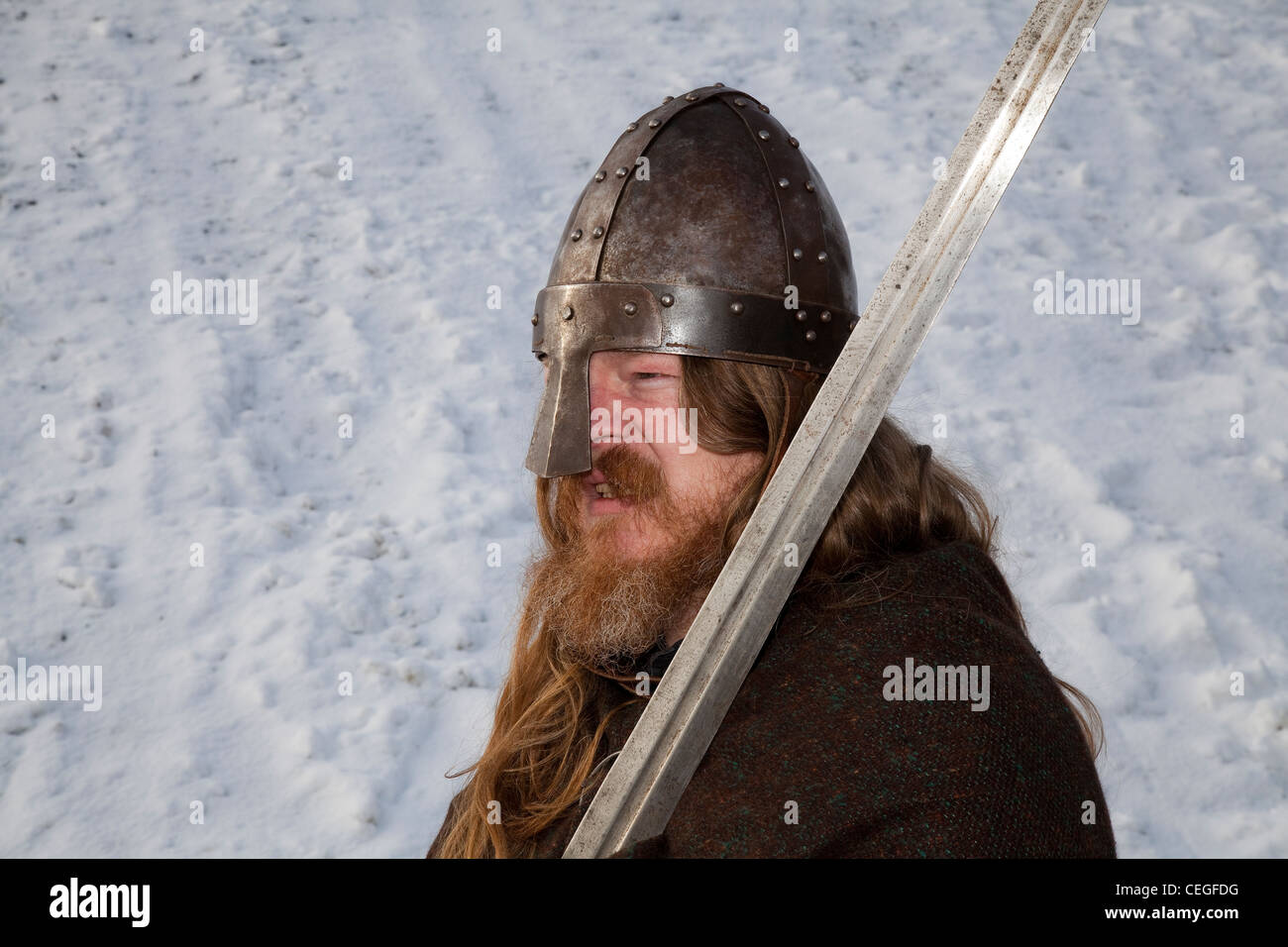 La reconstitution médiévale Viking, avec barbe et cheveux longs portant casque et épée portant à la 27e Festival annuel de JORVIK à York, Royaume-Uni Banque D'Images