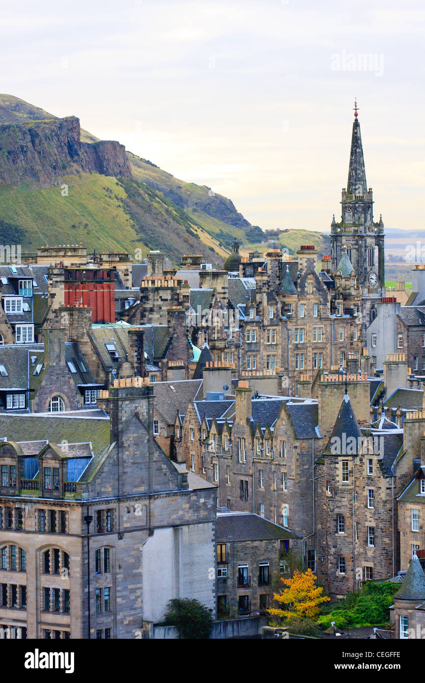 Vue sur la rue d'Édimbourg vers Arthurs Seat Banque D'Images
