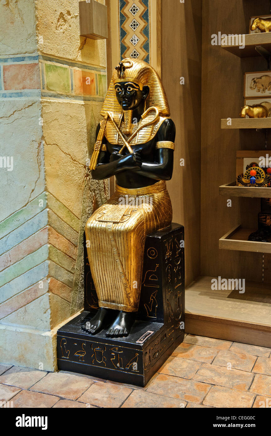 Statue de Pharaon assis, Universal Studios Singapore. Banque D'Images