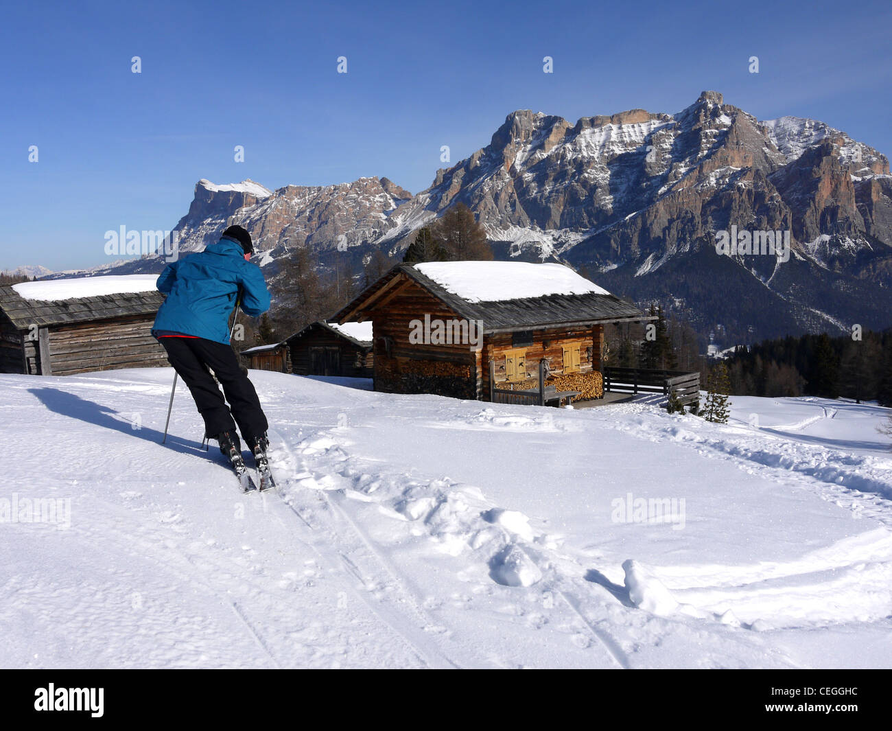 Le skieur de paysages spectaculaires de l'Alta Badia montagnes dans les Dolomites italiennes Banque D'Images