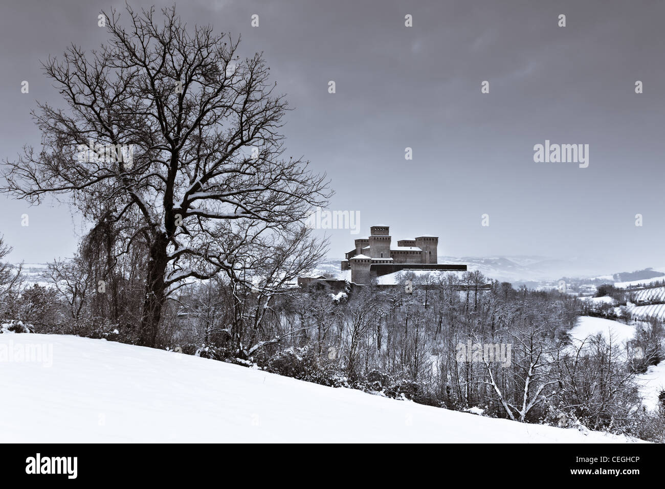 Le château de Torrechiara couvertes de neige, Italie Banque D'Images