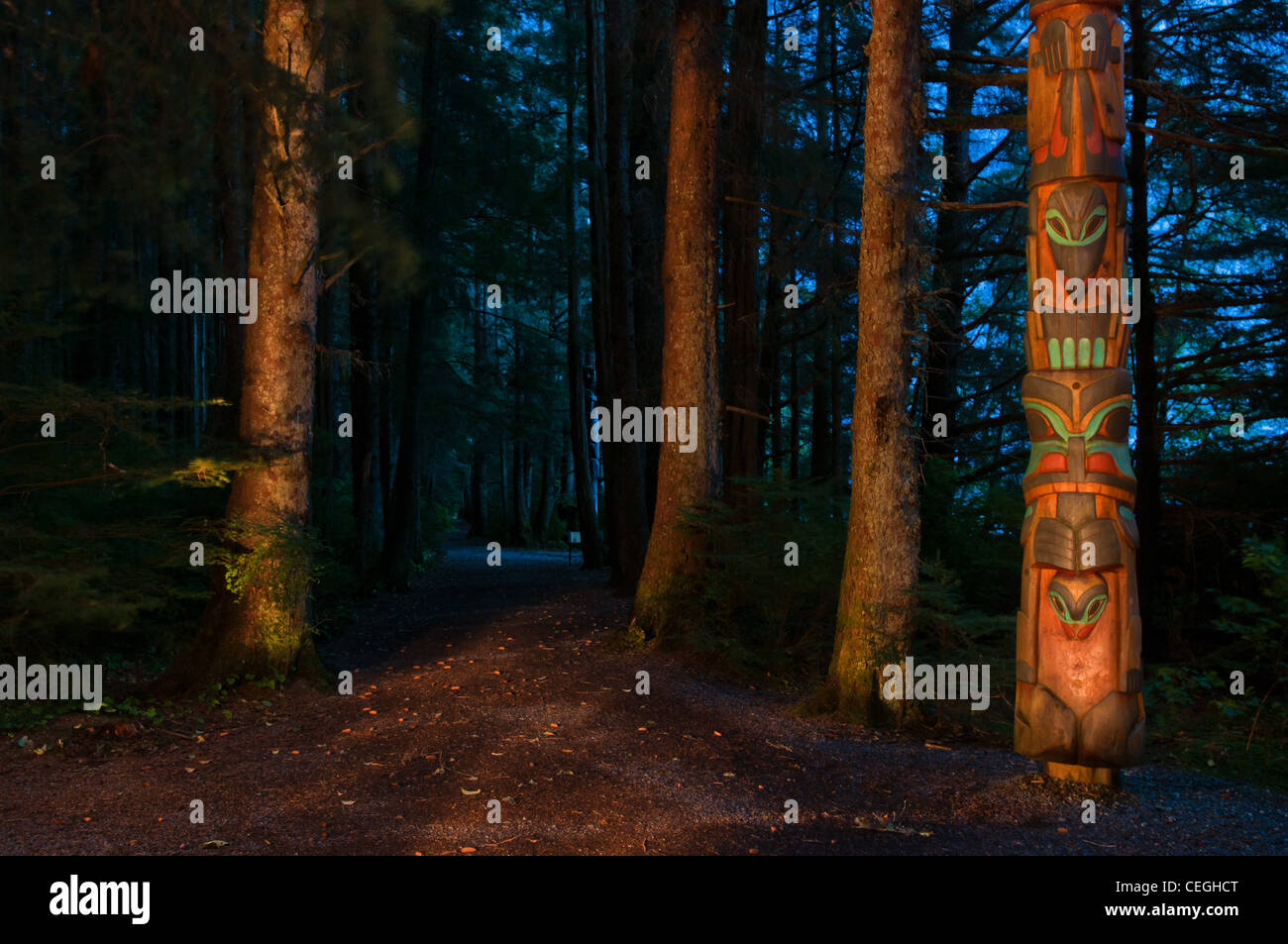 Sentier à travers forêt et totem en parc historique national de Sitka, Sitka, Alaska Banque D'Images
