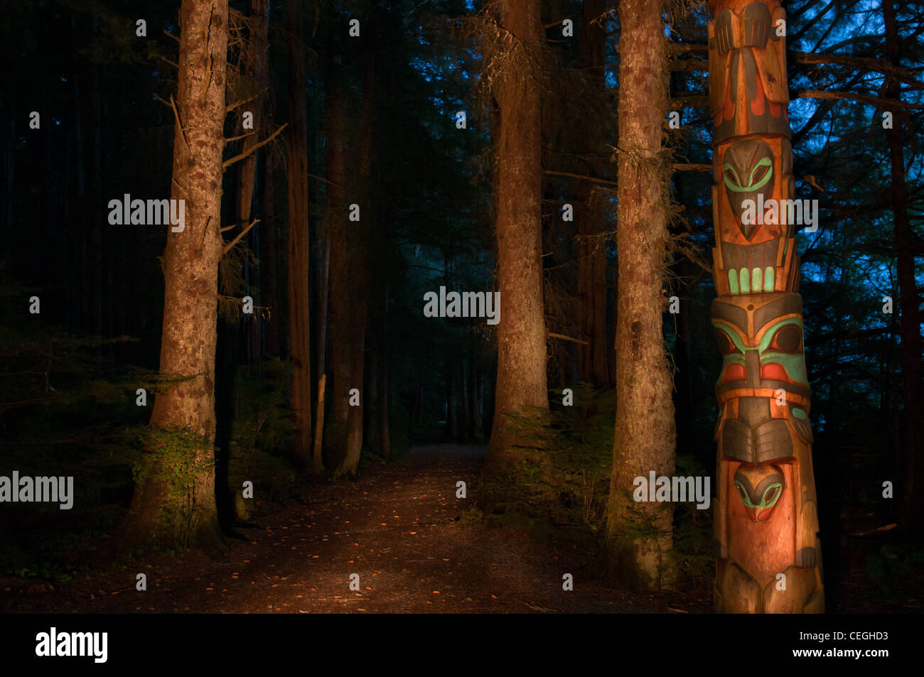 Sentier à travers forêt et totem en parc historique national de Sitka, Sitka, Alaska Banque D'Images