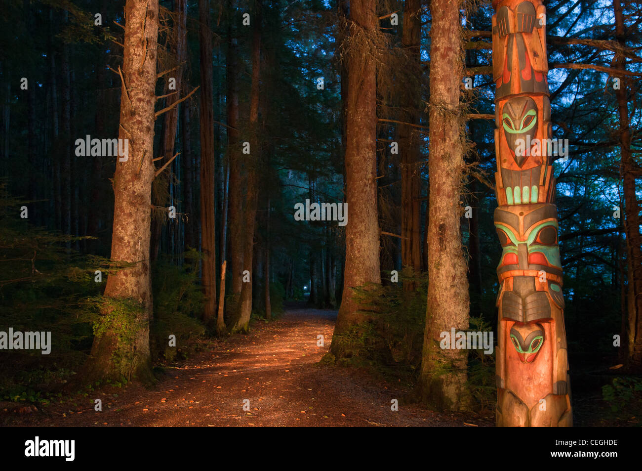 Sentier à travers forêt et totem en parc historique national de Sitka, Sitka, Alaska Banque D'Images