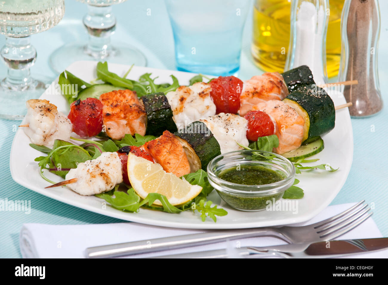 2 Brochettes de lotte et saumon Banque D'Images