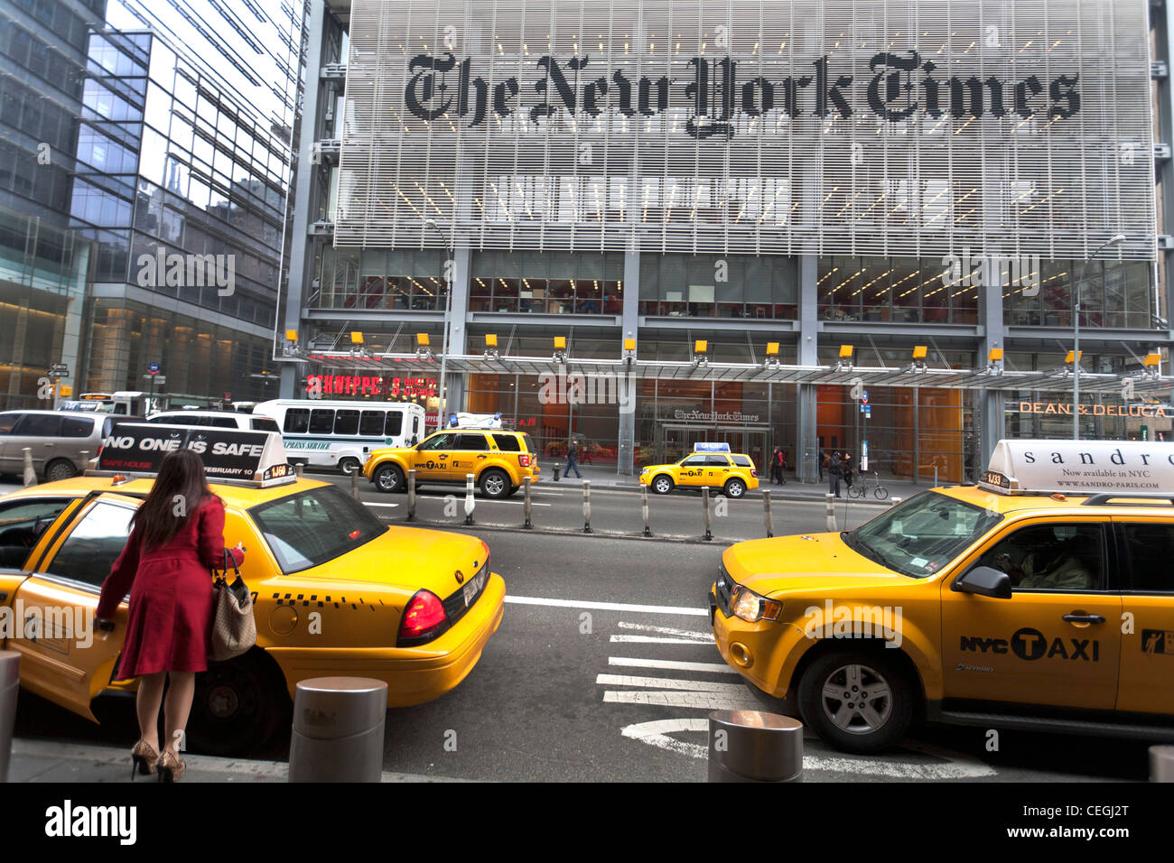 Femme d'entrer dans un taxi à New York Banque D'Images