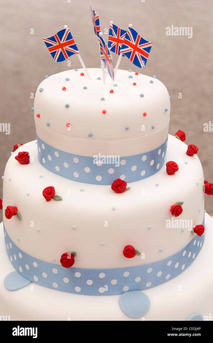 Gateau Decore En Rouge Blanc Et Bleu A Une Fete De Rue Traditionnelles England Uk Photo Stock Alamy