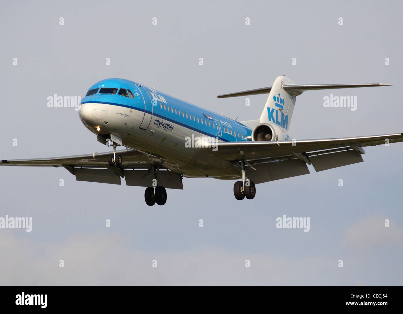 KLM Cityhopper Fokker 70 Avion de ligne en approche finale. Close up Vue de face. Banque D'Images