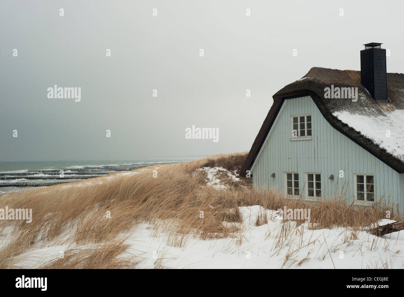 Maison sur une dune de la plage en hiver, sur l'Ahrenshoop Fischland-darss-Zingst péninsule de la mer Baltique. Banque D'Images
