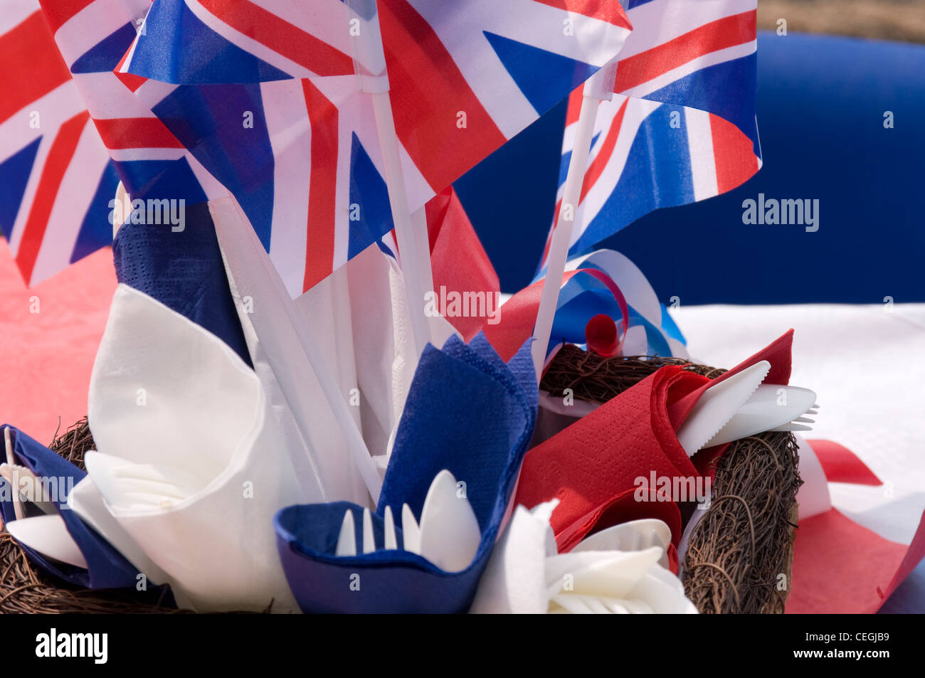 Close-up de l'Union Jack drapeaux dans un panier avec du rouge, blanc et bleu serviettes lors d'une fête de rue traditionnelles, England, UK Banque D'Images