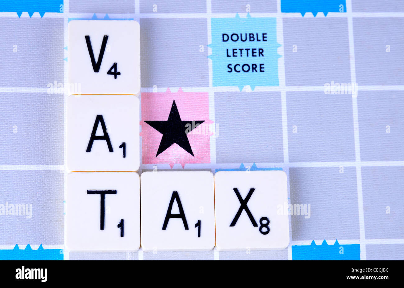 Tva et taxes mots sur une carte de Scrabble Banque D'Images