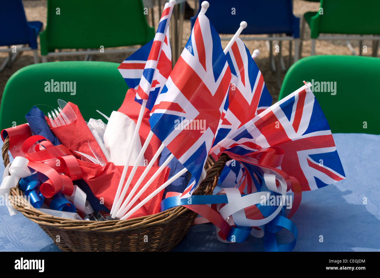 Close-up de l'Union Jack drapeaux dans un panier avec du rouge, blanc et bleu serviettes lors d'une fête de rue traditionnelles, England, UK Banque D'Images