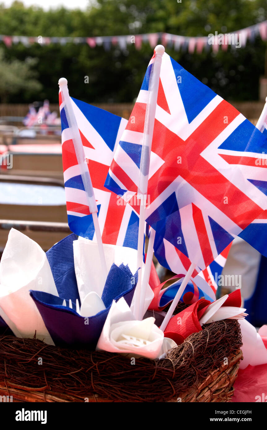 Close-up de l'Union Jack drapeaux dans un panier avec du rouge, blanc et bleu serviettes lors d'une fête de rue traditionnelles, England, UK Banque D'Images