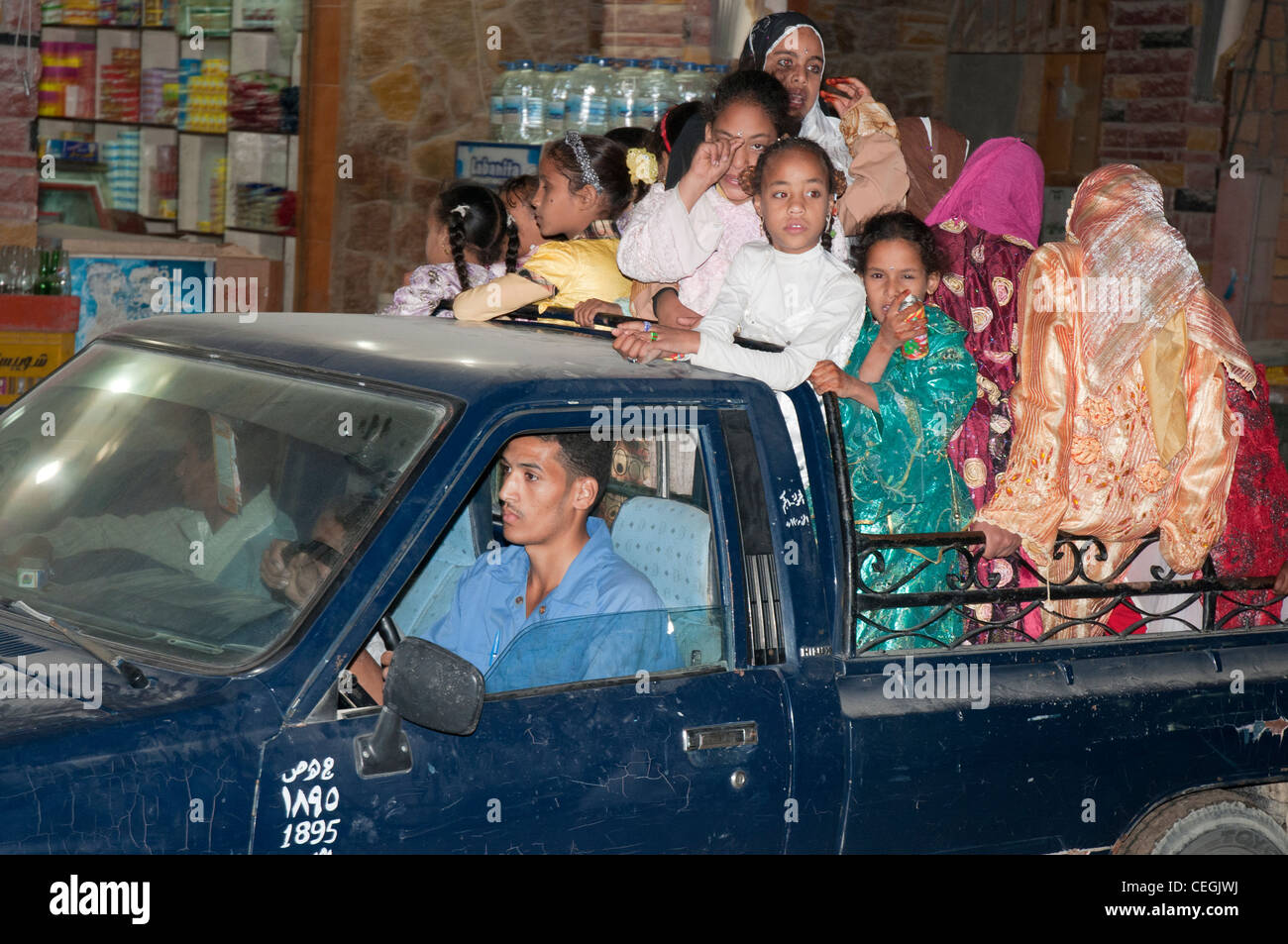 Fête de mariage célébration motors à travers les rues de la ville oasis de Siwa dans le désert occidental. Banque D'Images