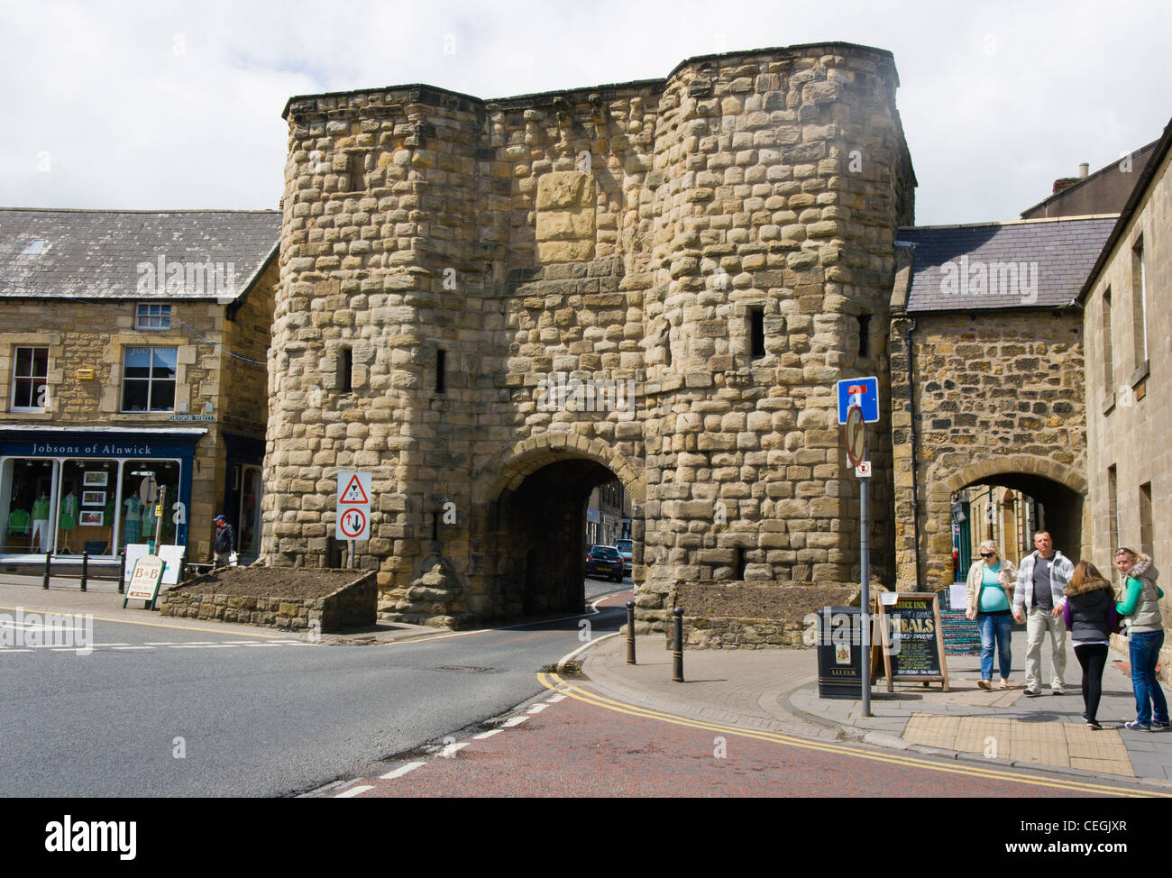 Alnwick, Northumberland, Angleterre. Entrée par le passage étroit de la Bondgate Tower, Banque D'Images