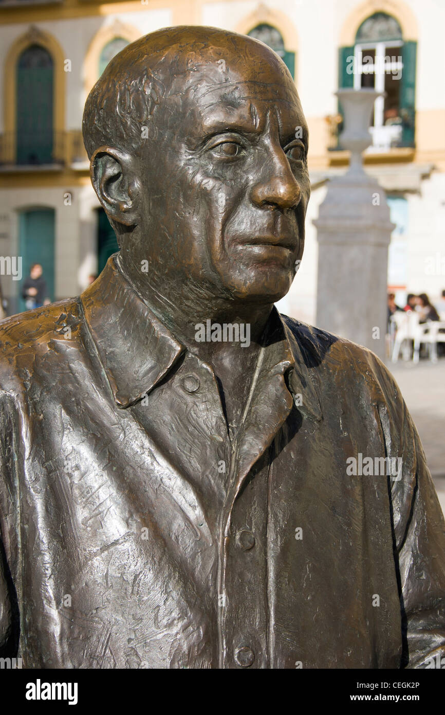 Statue en bronze de Pablo Picasso par Francisco Lopez, dans la Plaza de la Merced, Malaga, Andalousie, Espagne Banque D'Images