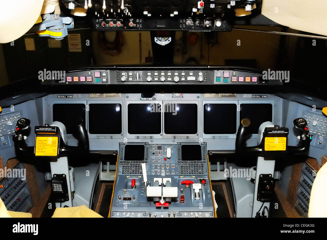 Cockpit d'un Bombardier Challenger CL-604 au siège de la REGA, Zuerich-Kloten, Zuerich, Suisse. Banque D'Images