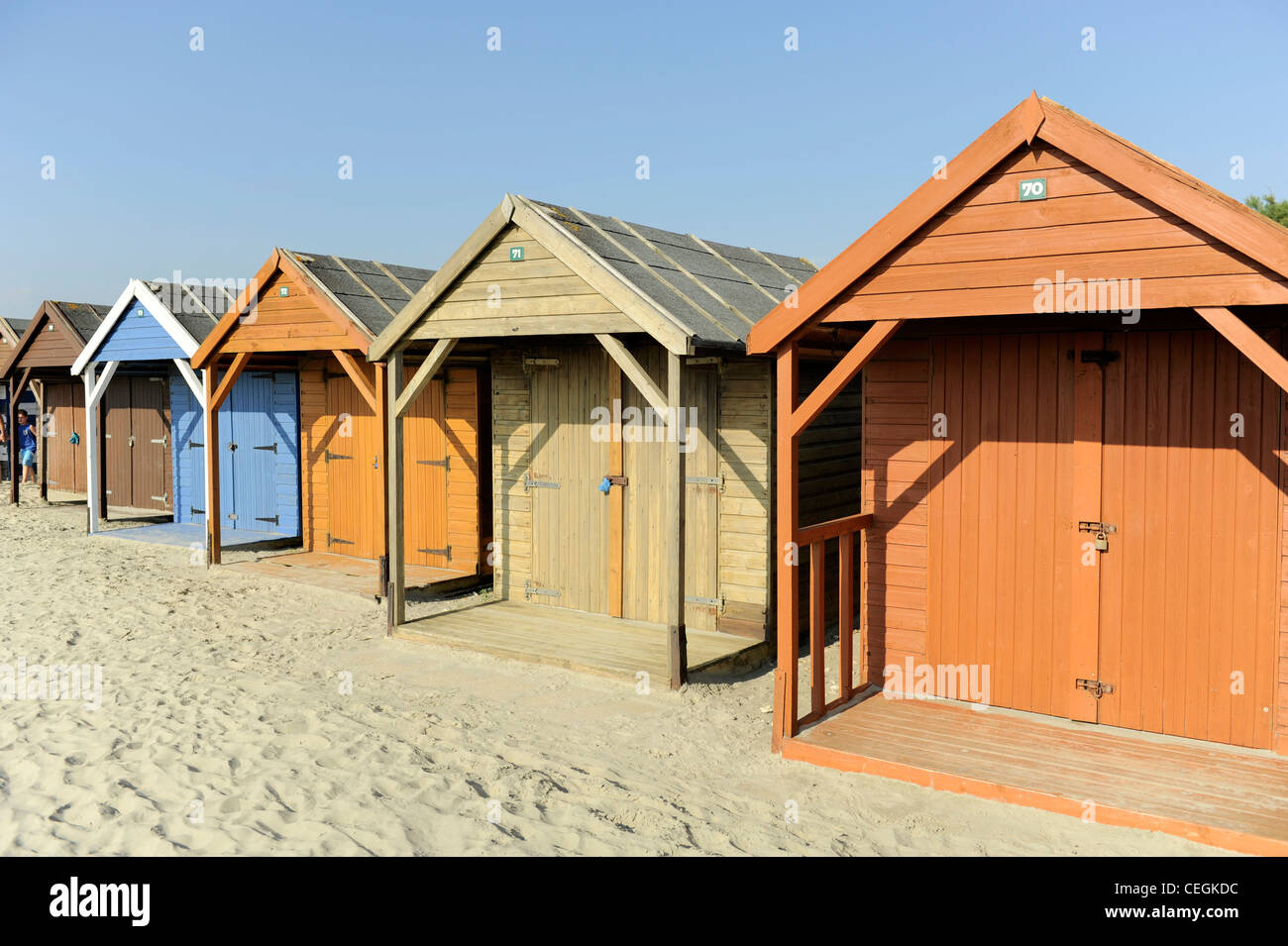 Cabines colorées, West Wittering Beach, West Sussex, Angleterre Banque D'Images