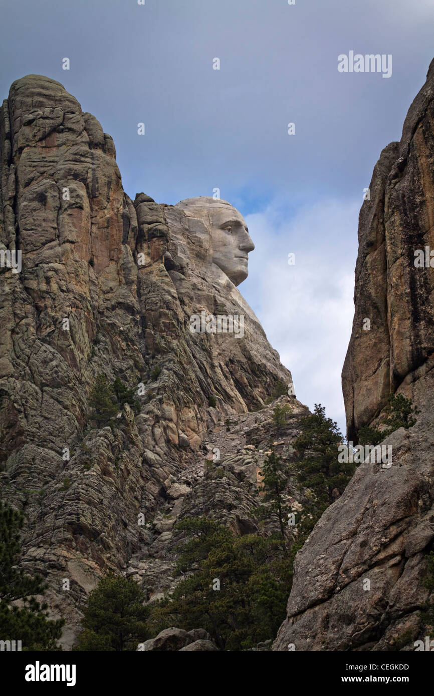 Mount Rushmore dans les Black Hills South Dakota aux États-Unis National Memorial Park sculpture rocheuse du président américain George Washington personne verticale haute résolution Banque D'Images