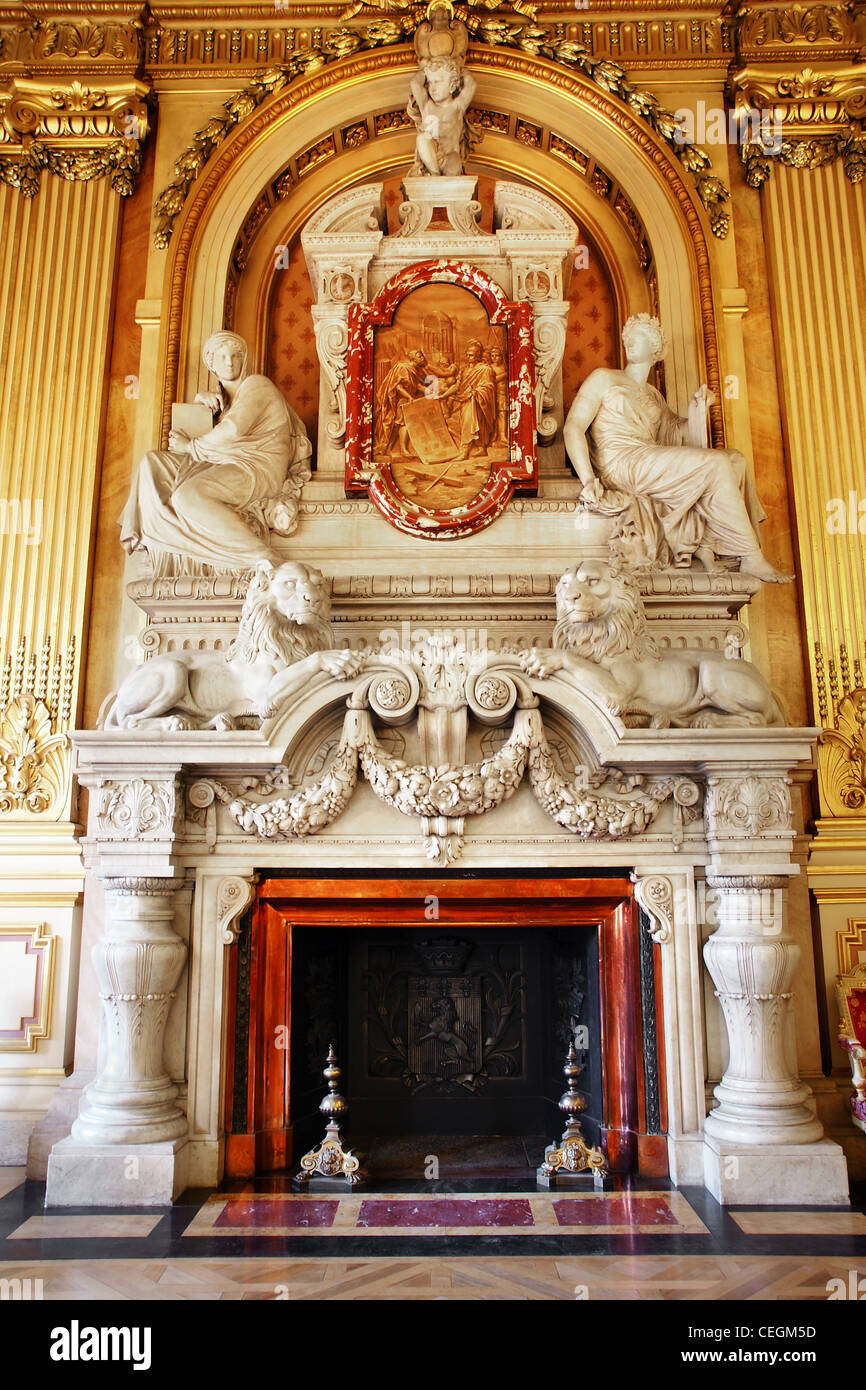 Magnifique cheminée en marbre avec les gens et les lions à l'immeuble, l'hôtel de ville au style rococo, Lyon France. Banque D'Images