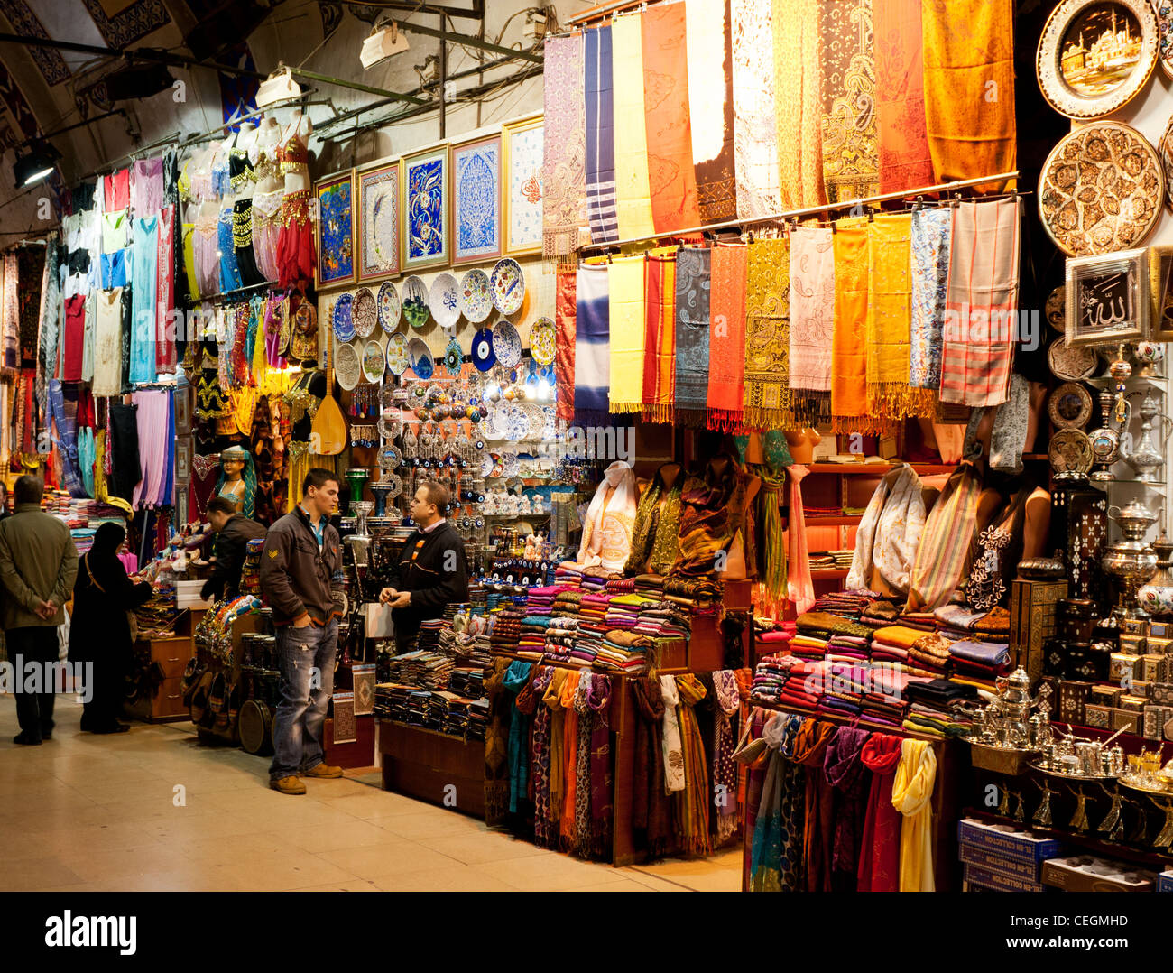 Boutiques à l'intérieur du Grand Bazar, Beyazit, Istanbul, Turquie Banque D'Images