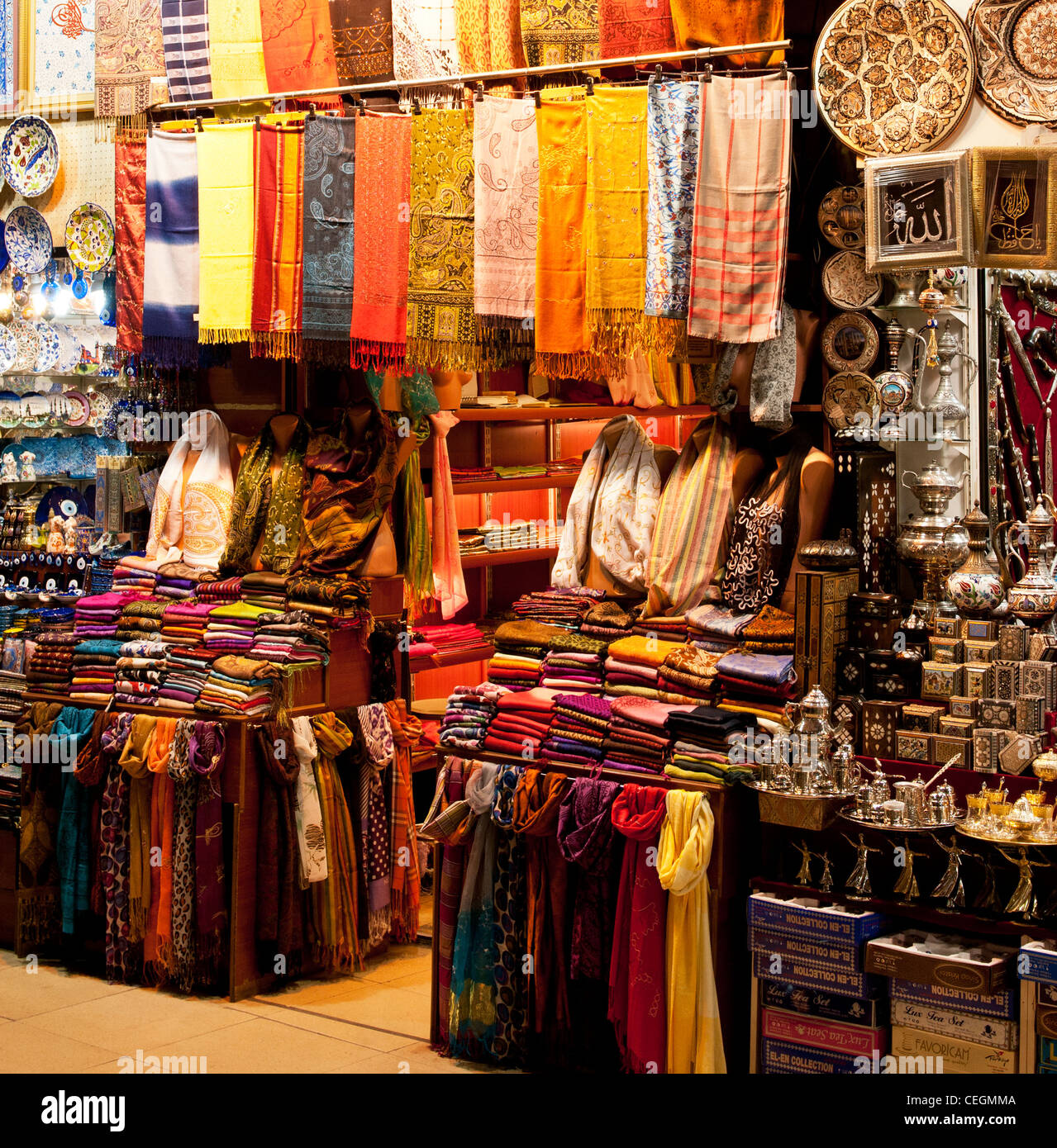 L'intérieur de la boutique de tissu Grand Bazar, Beyazit, Istanbul, Turquie Banque D'Images