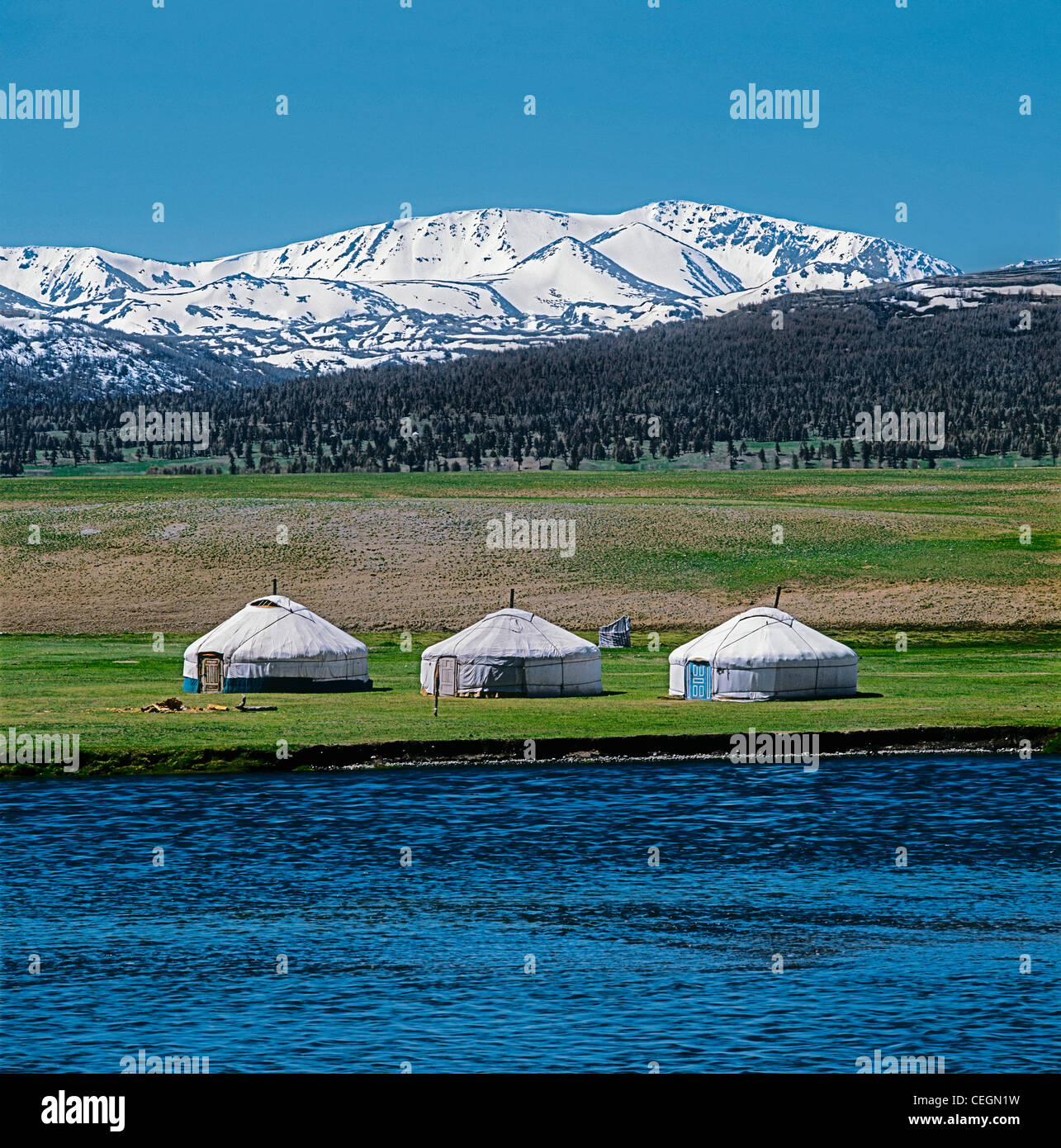 Sargal - channal entre Hoton et Hurgan Nur lacs. Altai Tavan Bogd Parc National. La Mongolie Banque D'Images