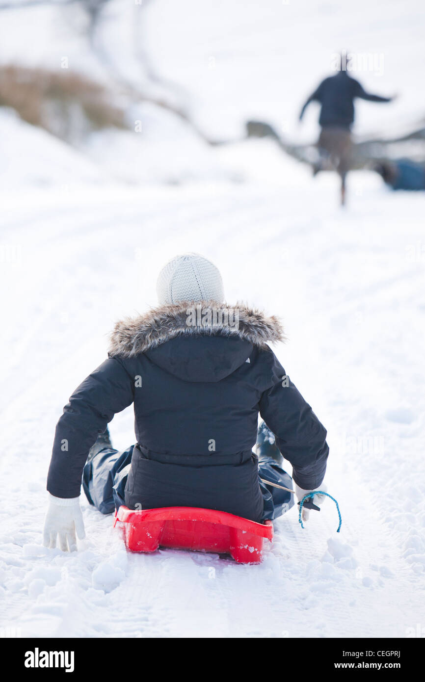 Une femme de la luge en bas du sommet de la puce dans le Lake District, UK Banque D'Images